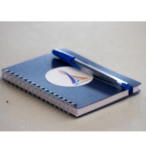 petit carnet bleu foncé avec un logo GRI France sur la couverture