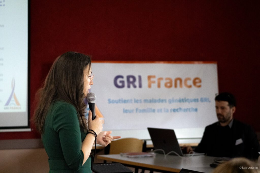 Clémence Le Jeune, présente l'association devant une assemblée lors de la rencontre des familles GRI